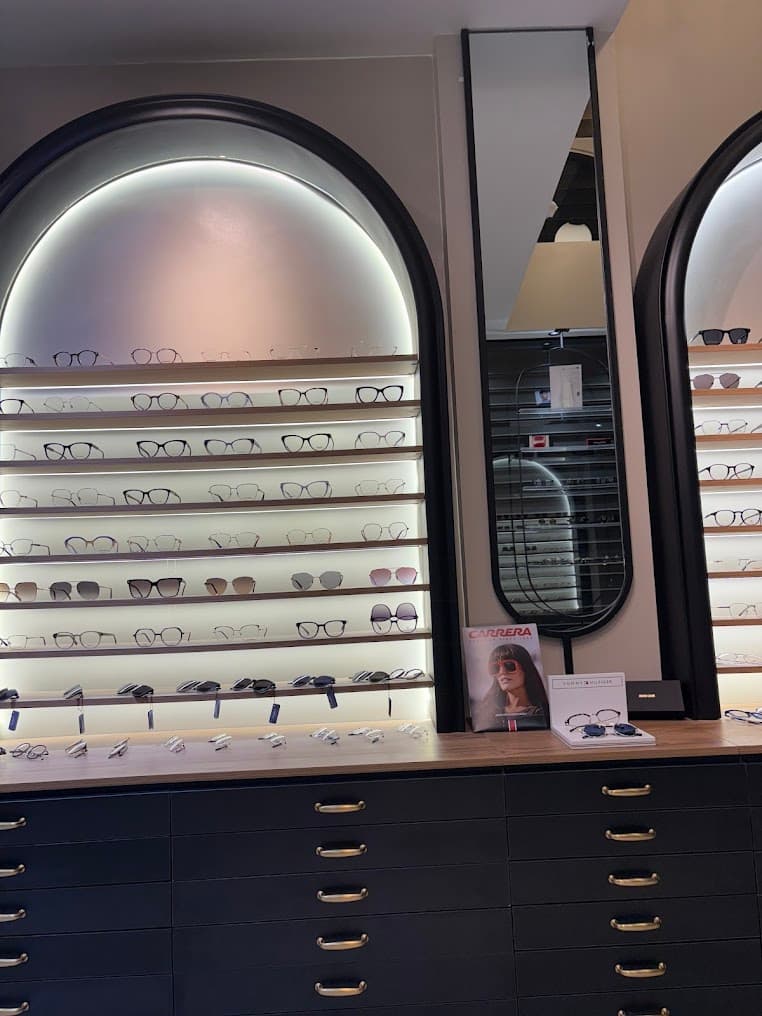 Vitrine Carrera et Tommy Hilfiger sous arche noire